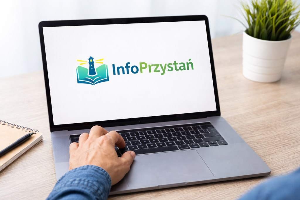 Logo InfoPrzystań wyświetlone na ekranie laptopa w jasnym, minimalistycznym otoczeniu