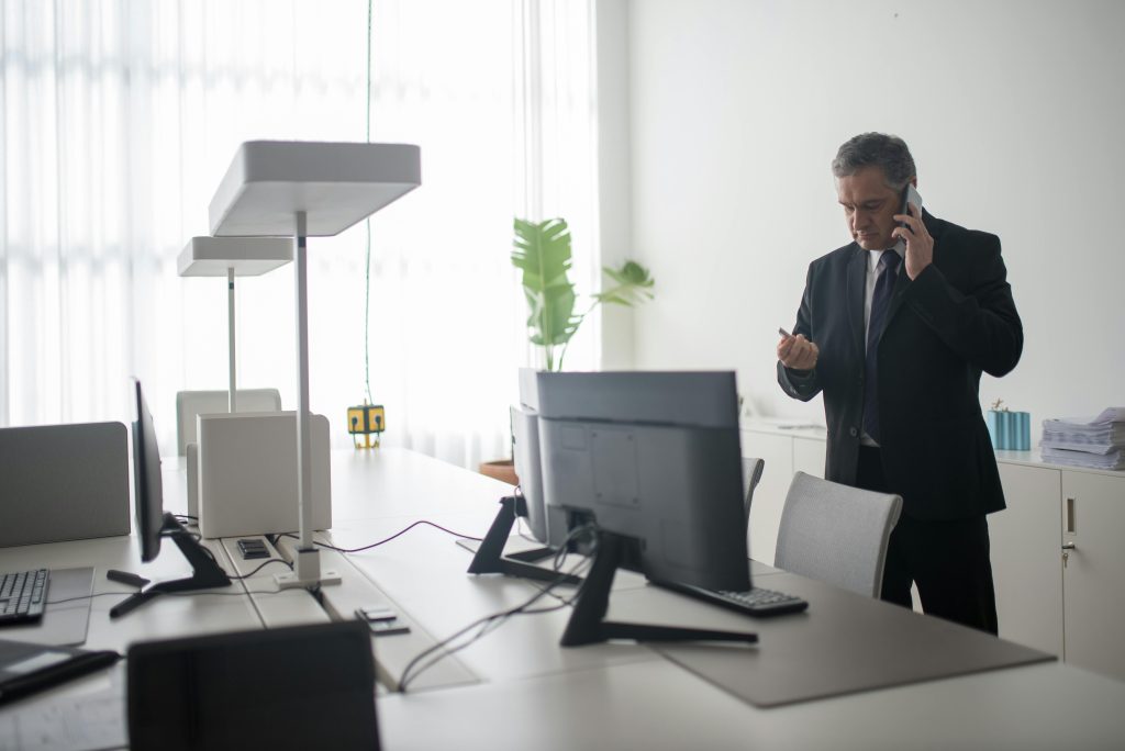 Mężczyzna rozmawia przez telefon w biurze