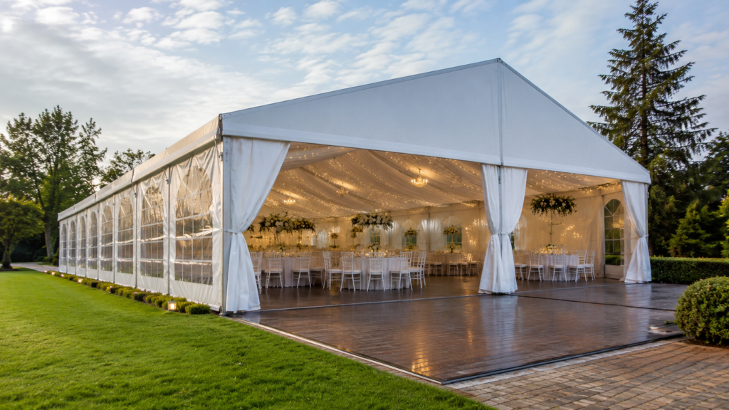 Elegancka scena w namiocie weselnym