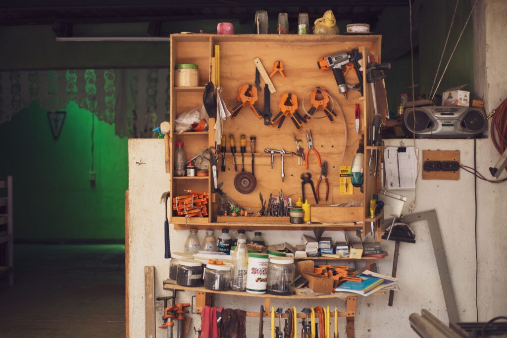 Detailansicht einer aufgeräumten Werkbank mit Werkzeugen in einer traditionellen mexikanischen Tischlerei