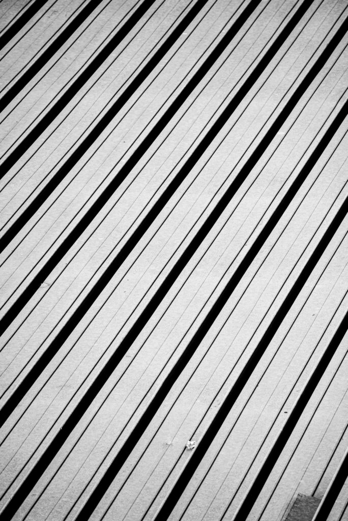 Monochromatyczny abstrakcyjny wzór z ukośnymi liniami